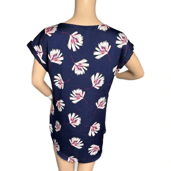 EXPRESS Split Neck Blouse Navy Floral Shirt Short Sleeve Top Women’s Small - Picture 4 of 9